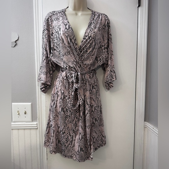 Secret Treasures Women’s Snake Print Kimono Style Robe with Belt M - Picture 2 of 10